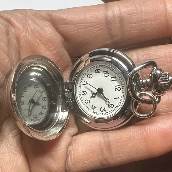 Avon vintage Silver and Black Watch with Crystals- one stone is missing - Picture 13 of 16